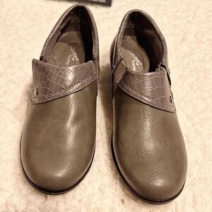 Womens Easy Street solid gray slip on shoes. NEW